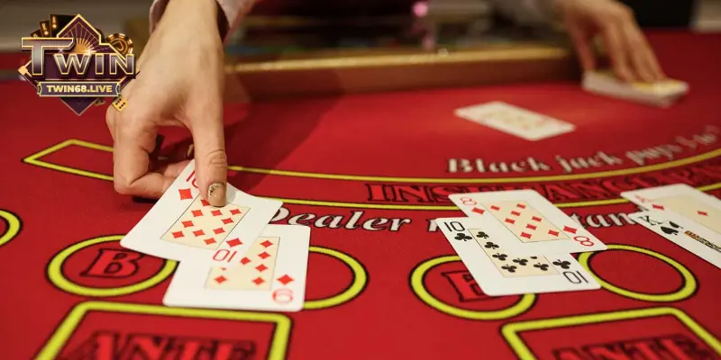 Hình ảnh lá bài và con chip cực kỳ đẹp và sắc nét
